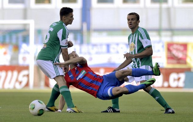 Plzeňský Daniel Kolář z Plzně (uprostřed) padá mezi hráče Bohemians 1905 Daniela Krcha (vlevo) a Ericha Brabce.