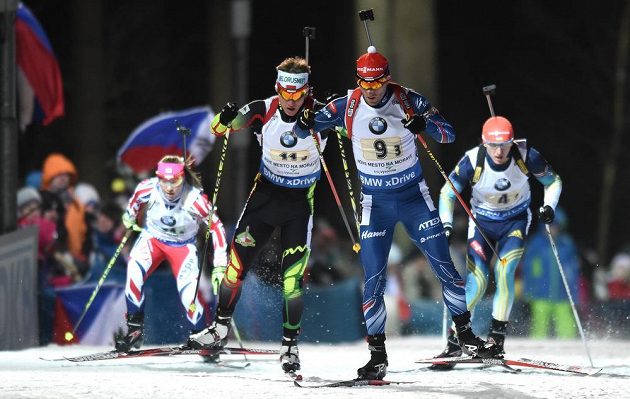 Michal Šlesingr (druhý zprava) v souboji o přední příčky v závodu smíšených štafet v Novém Městě na Moravě.