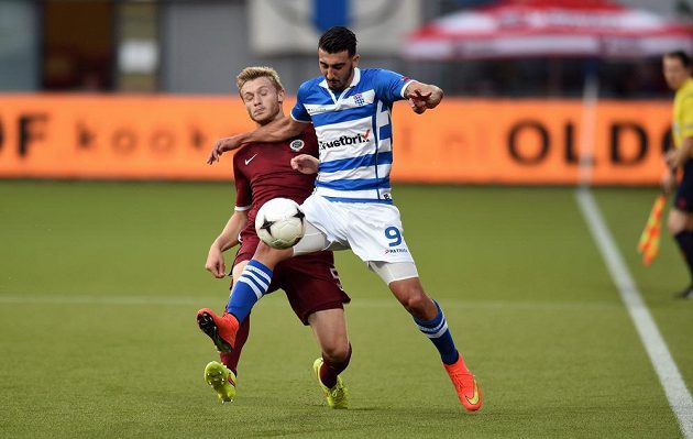 Obránce Sparty Praha Jakub Brabec (vlevo) a Nikos Loannidis ze Zwolle během utkání play off Evropské ligy.