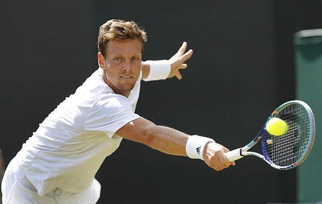 Český tenista Tomáš Berdych returnuje během zápasu s Benjaminem Beckerem z Německa.