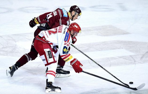 Jakub Orsava (vpředu) z Třince a Marek Ďaloga ze Sparty ve čtvrtém semifinále.