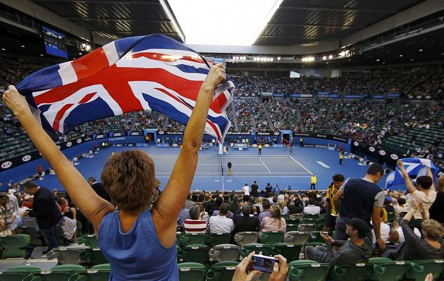Fanynka s britskou vlajkou povubuzuje Andyho Murrayho v semifinále Australian Open.