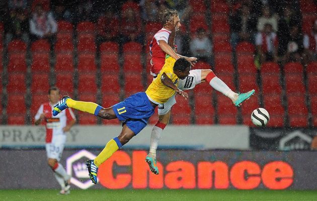 Vzdušný souboj mezi Eugenem Salamim z Teplic (vpředu) a Milanem Bortelem ze Slavie.