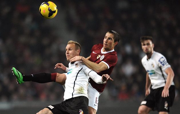 Plzeňský středopolař Daniel Kolář (vlevo) v souboji se sparťanským záložníkem Lukášem Váchou v utkání 19. kola Gambrinus ligy.
