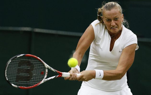 Petra Kvitová během čtvrtfinálové bitvy tenisového Wimbledonu s Kirsten Flipkensovou.