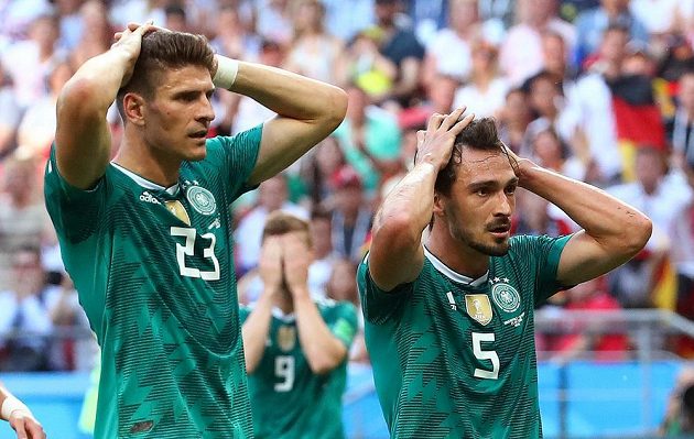 Němečtí fotbalisté Mario Gomez a Mats Hummels možná nevěří, že porážkou s Koreou pro obhájce prvenství šampionát skončil.