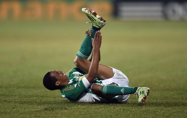 Záložník Bohemians Jhon Moquera se svíjí v bolestech na trávníku při utkání s Jihlavou.
