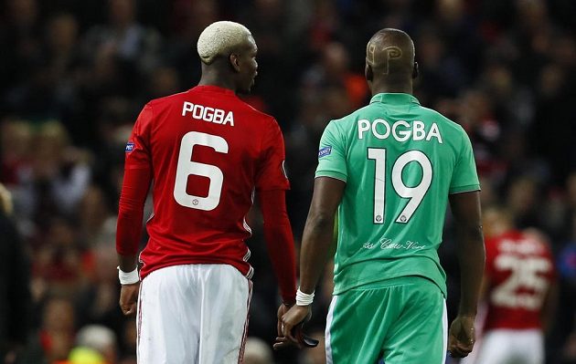 Paul Pogba Manchester United a Florentyn Pogba St. Etienne během utkání Evropské ligy na Old Trafford.