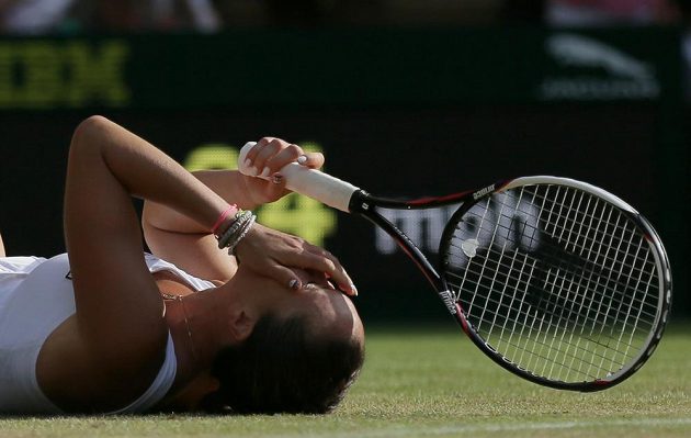 Velká radost Srbky Jeleny Jankovičové po vítězství nad Petrou Kvitovou ve třetím kole Wimbledonu.