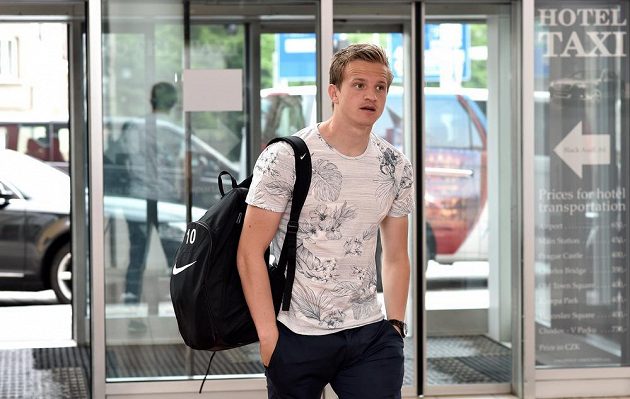Jan Kopic příchází na sraz české fotbalové reprezentace před utkáním kvalifikace ME 2016 s Islandem.