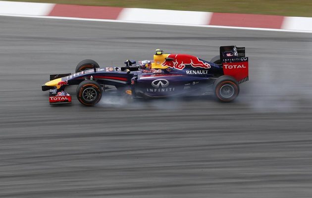 Pilot Red Bullu Daniel Ricciardo musel v jedné zatáček okruhu v Sepangu šlápnout na brzdy víc, než chtěl.