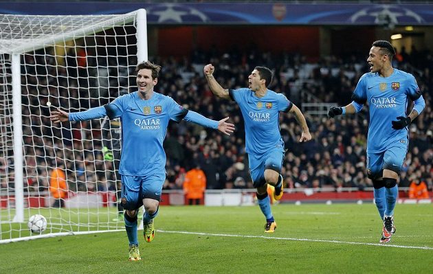 Lionel Messi, Luis Suárez a Neymar se činili i proti Arsenalu. Barcelonští útočníci slaví druhý gól z pokutového kopu.