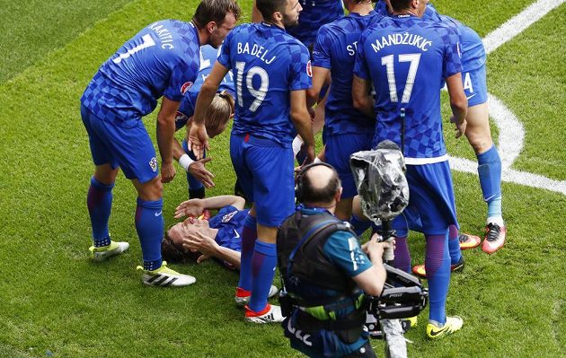 Chorvtaší fotbalisté slaví gól Luky Modriče (leží na trávníku) proti Turecku.