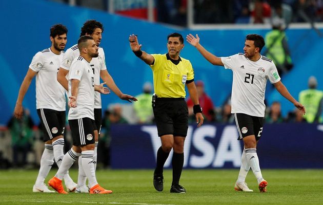 Fotbalisté Egypta sice po první brance v utkání s Ruskem diskutovali s rozhodčím Enriquem Caceresem, ale protesty byly marné.