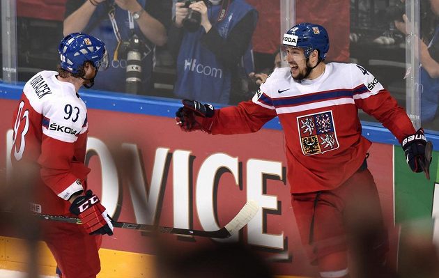 Jan Kovář (vpravo) a Jakub Voráček oslavují gól na 3:2 během čtvrtfinále s Finy.