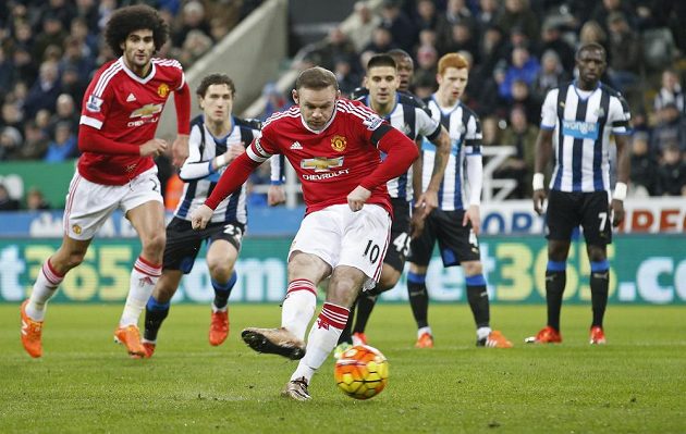 Wayne Rooney z Manchestešru United střílí gól z penalty v ligovém utkání proti Newcastlu.