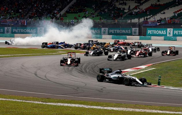 Lewis Hamilton v prvním kole drží vedoucí pozici, zatímco Nico Rosberg se dostal do kolize se Sebastianem Vettelem.
