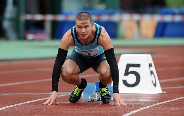 Běžec Pavel Maslák na startu závodu 400 m v rámci Memoriálu Josefa Odložila v Praze.
