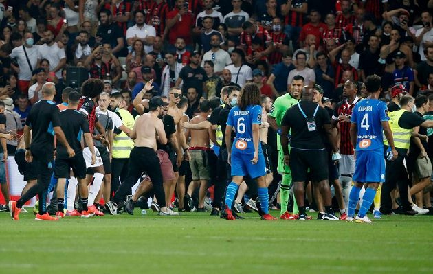 Divočina v Nice. Utkání francouzské fotbalové ligy Nice - Marseille se kvůli diváckým nepokojům nedohrálo. Do akce musela policie.
