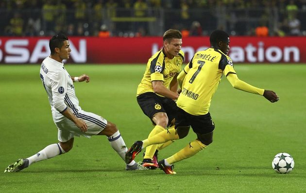 Dortmundští Lukasz Piszczek (uprostřed) a Ousmane Dembélé (vpravo) v souboji s Cristianem Ronaldem.