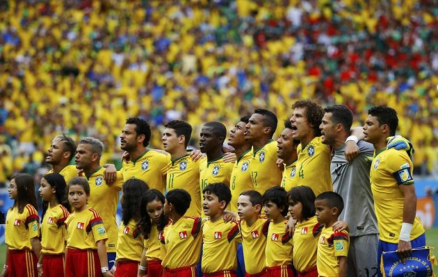 Brazilští fotbalisté emotivně zazpívali hymnu a pak už se vrhli do souboje s Mexikem...
