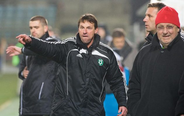 Trenér příbramských fotbalistů František Straka (druhý zleva) během utkání proti Českým Budějovicím.