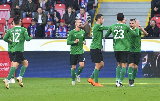 Příbramští fotbalisté se radují v Plzni z branky, kterou vstřelil Antonín Fantiš (vpravo).