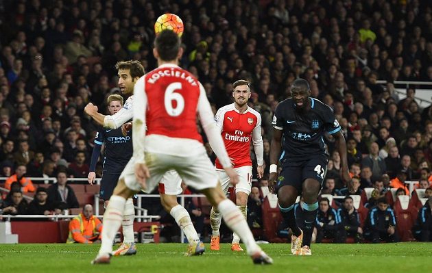 Yaya Touré z Manchesteru City touto technickou střelou překonal Petra Čecha.