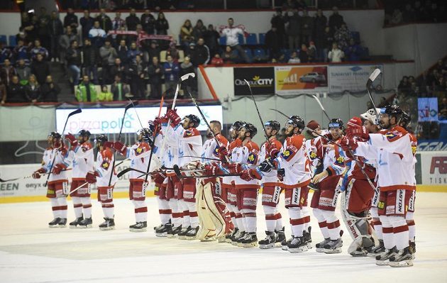 Hokejisté Olomouce se radují z vítězství nad Plzní ve čtvrtém čtvrtfinálovém duelu.
