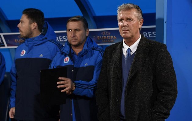 Jozef Chovanec (vpravo) a jeho asistent Horst Siegl během utkání základní skupiny Evropské ligy se Spartou.