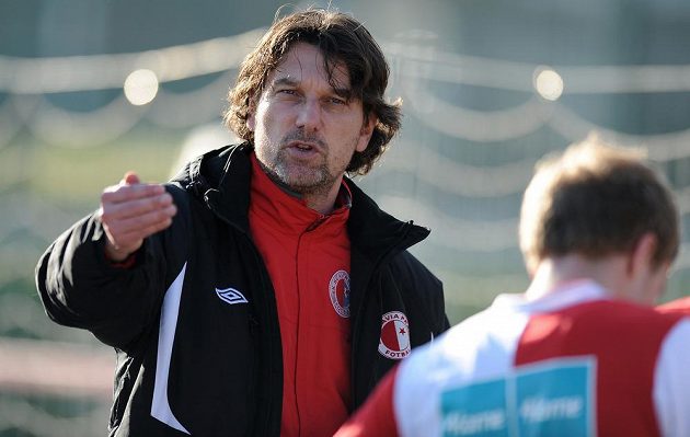 Trenér juniorského týmu Slavie Praha Daniel Šmejkal během utkání zimní Tipsport ligy s Duklou.