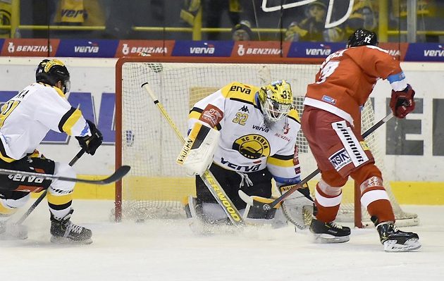 Zleva Jan Ščotka z Litvínova, brankář Litvínova Jaroslav Janus a Jan Knotek z Olomouce, který dává gól.