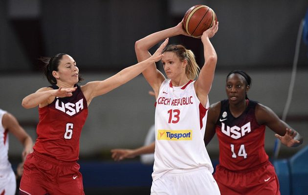 Česká basketbalistka Petra Kulichová (vpravo) a Sue Birdová z USA během přípravného utkání v Praze.