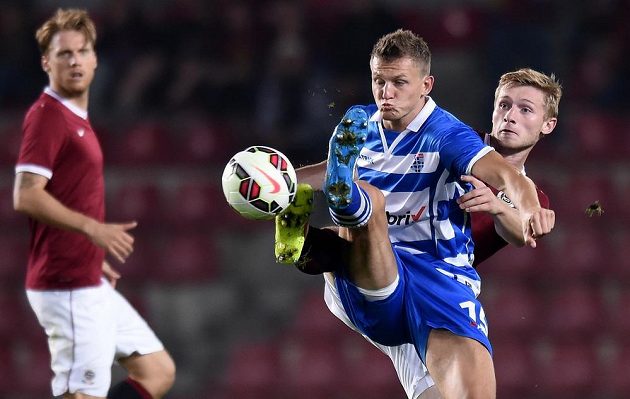 O míč bojují obránce Sparty Praha Jakub Brabec (vpravo) a útočník Zwolle Tomáš Necid.