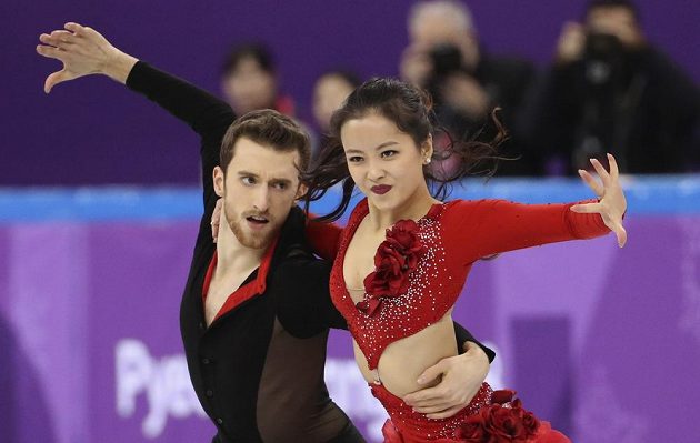 Tady bylo ještě vše v pořádku. Min Ju-ra a Alexander Gamelin při krátkém tanci.