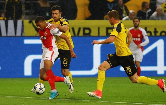 Dortmundský Sokratis Papastathopoulos (uprostřed) se snaží zastavit Kyliana Mbappého, po střetu se pískala penalta. Vpravo Lukasz Piszczek.