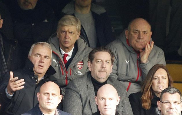 Trenér fotbalistů Arséne Wenger (třetí zleva) musel kvůli disciplinárnímu trestu sledovat zápas s Chelsea jen z tribuny.