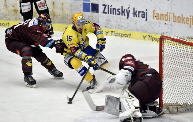 Martin Matějíček (uprostřed) ze Zlína se pokouší překonat Tomáše Pöpperleho v bráně Sparty. Vlevo Jan Švrček.