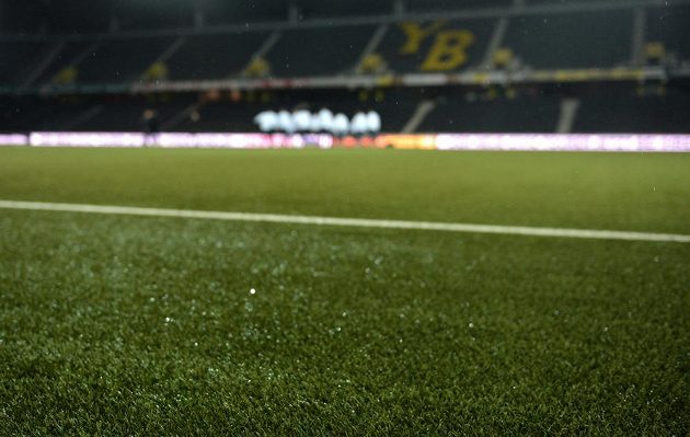 Umělý trávník na Stade de Suisse v Bernu, kde se ve čtvrtek uskuteční boj o postup do vyřazovací fáze Evropské ligy mezi místními Young Boys a Spartou.