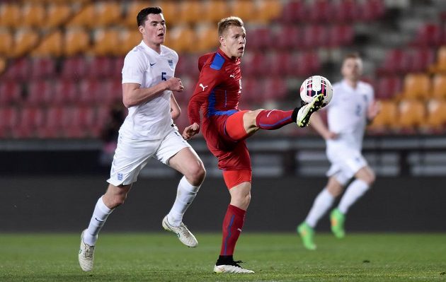 Český útočník Matěj Vydra (vpravo) atakovaný Angličanem Michaelem Keanem během přátelského utkání jednadvacítek v Praze.