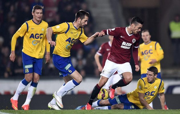 Václav Kadlec ze Sparty a obránci Teplic David Jablonský (vlevo), Michael Lüftner a Jan Krob.