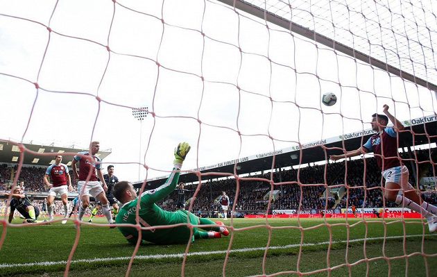 Matthew Lowton z Burnley vykopává míč, ten už ale byl podle videa za brankovou čárou. Agüerův gól platil a přinesl Manchesteru City nejtěsnější výhru.