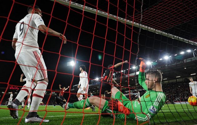 Překonaný gólman Manchesteru United David De Gea, domácí Junior Stanislas (není na snímku) z Bournemouthu ho překonal přímo z rohového kopu.