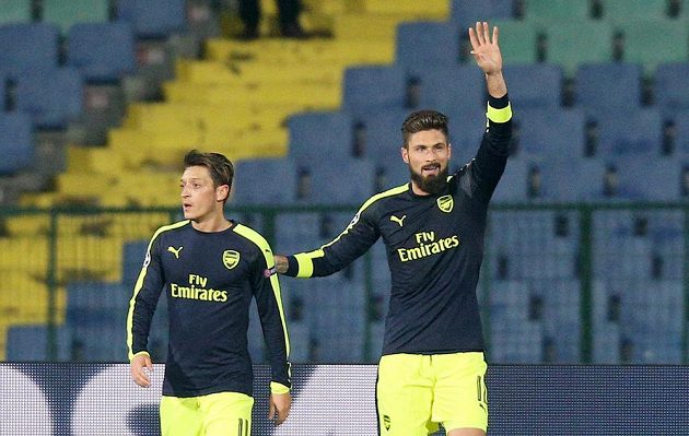 Olivier Giroud a Mesut Özil z Arsenalu se radují po gólu proti Ludogorci Razgrad.
