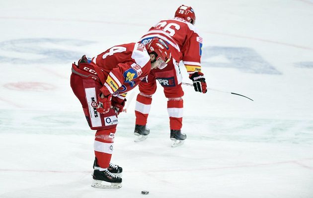 Zklamání slávistických hokejistů během utkání s Brnem. Vlevo je útočník Michal Poletín, vpravo další forvard Tomáš Vlasák.