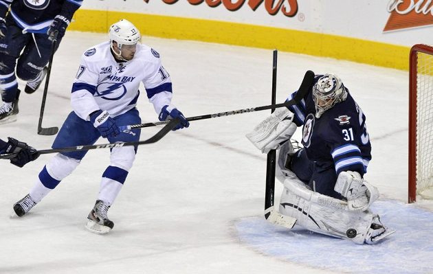 Brankář Winnipegu Ondřej Pavelec (vpravo) likviduje šanci útočníka Tampy Bay Alexe Killorna.