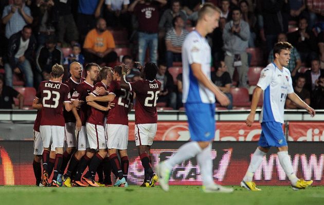 Hráči Sparty Praha oslavují Hušbauerův vyrovnávací gól na 1:1 během utkání s Ostravou.