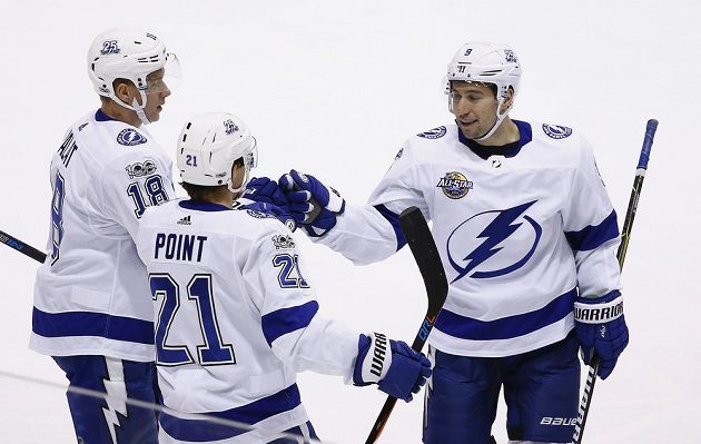 Hokejista Tampy Bay Lightning Brayden Point oslavuje gól s českým útočníkem Ondřejem Palátem.
