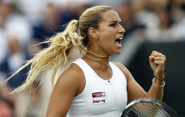 Slovenka Dominika Cibulková se raduje z vyhrané výměny v zápase s Polkou Agnieszkou Radwaňskou.