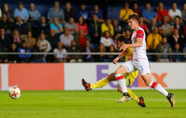 Manu Trigueros z Villarrealu snižuje v souboji se Slavií na 1:2, Sobol už zasáhnout nestačil.